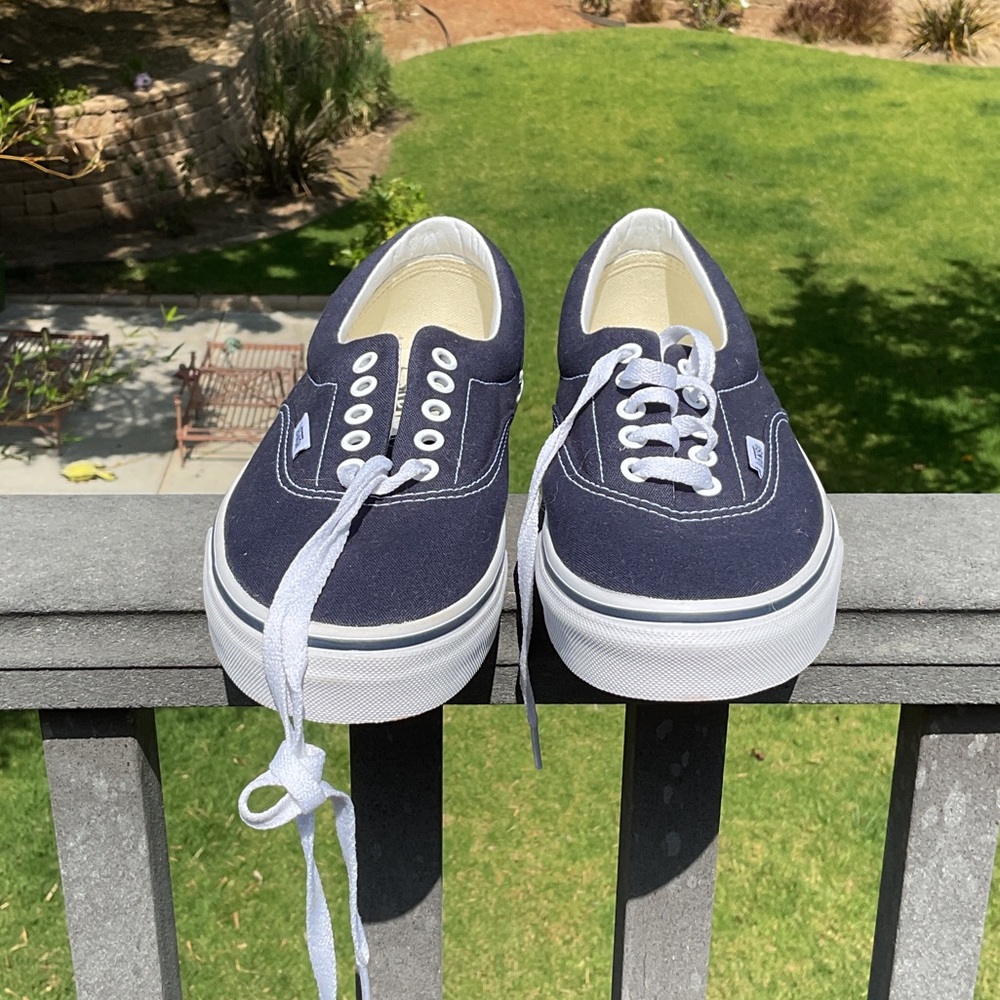 Vans Men’s 8.5 New Never worn Navy Canvas Low-Top Sneakers with White Laces - Picture 2 of 3